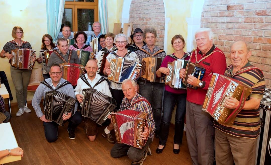 Harmonika-Weltmeister im Dorfwiazhaus beim Musikantenstammtisch